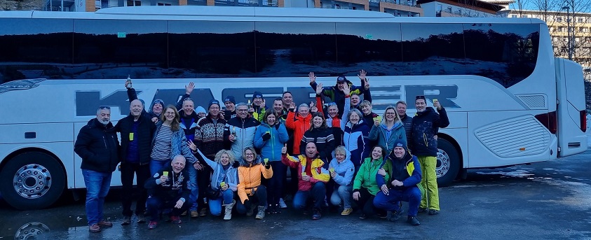 Skisafari Gruppenbild Bus